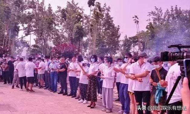 62岁潘长江：穿病号服现身显老态，背景杂乱似医