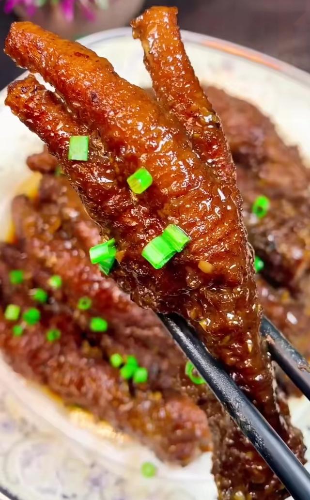 为什么你做的虎皮鸡爪不起虎皮，大厨教你这样做软烂脱骨