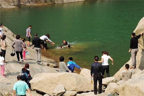 救人英雄溺水死亡，10万意外险被拒赔，保险公司