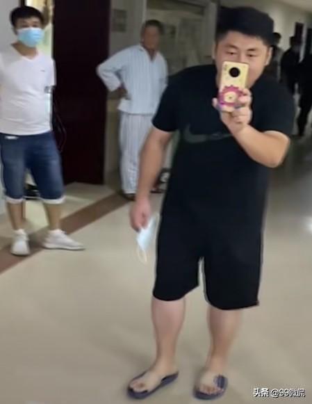 演员姜涛开直播大闹医院，称有6万粉，但遇见了438万粉丝的医生！