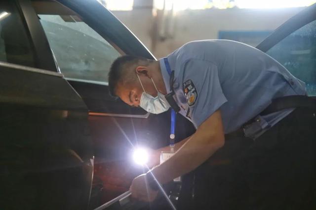 重庆|渝中警讯丨高温下，渝中交巡警战高温斗酷暑掠影