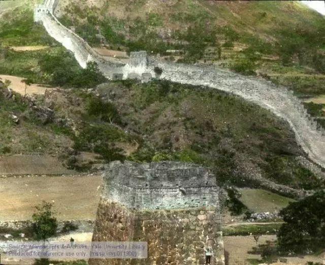 老照片：英国探险家清末拍摄的万里长城，好残破凄凉