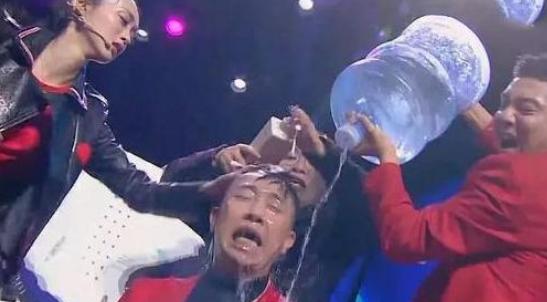 从春晚红人到过气笑柄，他为所有面临选择的成年人上了一课