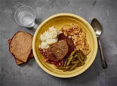 古代死囚的“断头饭”，为什么在碗里放一块半