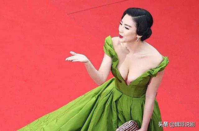 张雨绮质问周深你没在法国排队吗？周深回应：