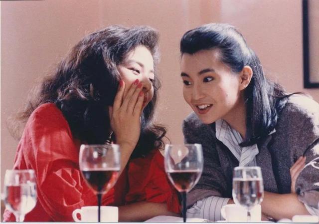 神仙CP！刘诗诗倪妮新戏路透曝光，两大女神互蹭额头甜腻了