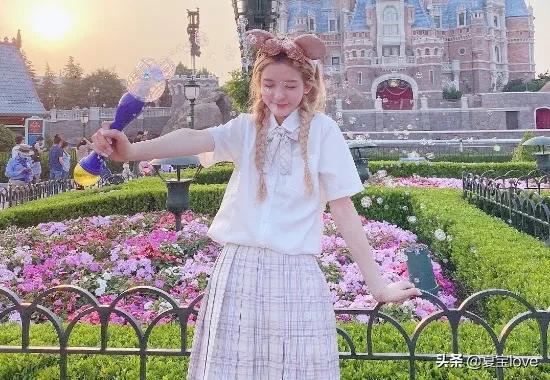 允恩模仿鞠婧祎穿JK拍照，动作表情如出一辙，但效果却完全不同