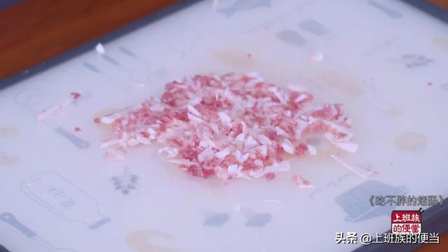 烤肠别再买着吃，3斤肉做40根，吃着太过瘾了