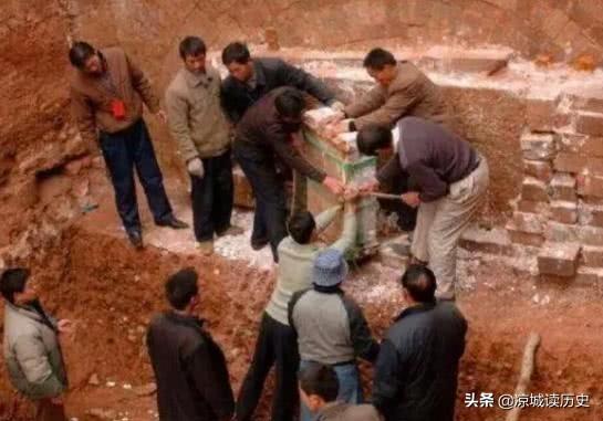 陕西发现“厕所墓”，因太小村民不屑一顾，结果却出土国宝级文物