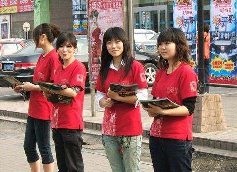 大街上发传单的发单员，为什么可以老实发完，却不会扔掉传单呢