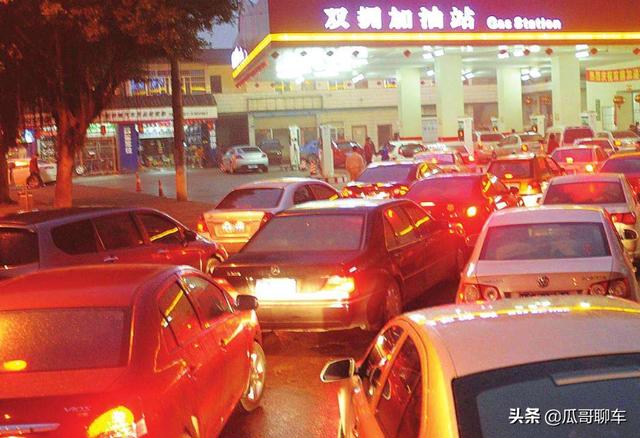 汽车加油时，是否要一次性把油箱加满？来看修车工的答案
