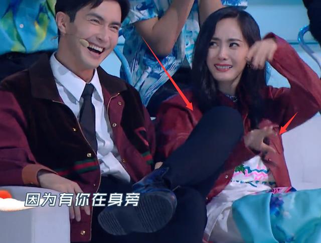 杨幂看表演太嗨，看到她一直拍谁的大腿，一点也不知道避嫌