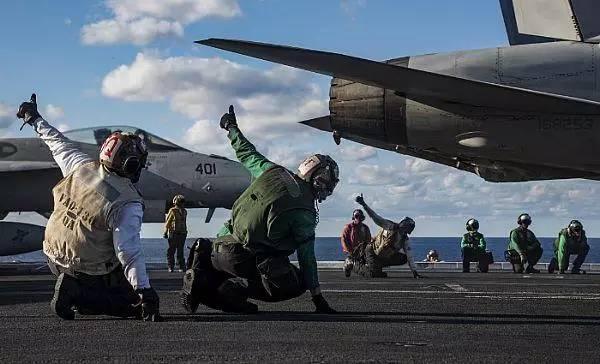 航母甲板上为什么坑坑洼洼，这样不会对舰载机