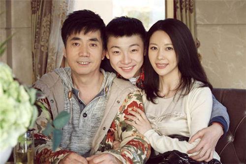 56岁范明：娶了大他6岁的女总裁，其豪宅犹如城堡一般，令人羡慕