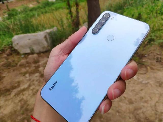 小米“销量王”诞生，8个月卖出3000万台，价格不