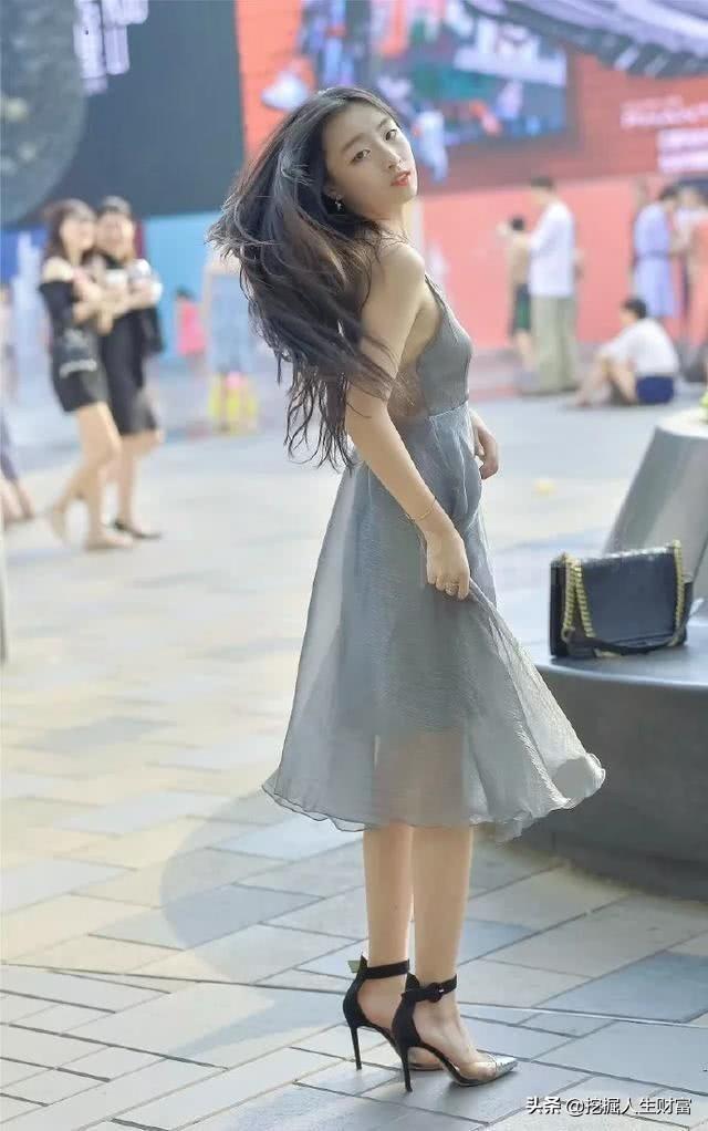 身材高挑的美女，小西装裤搭配高腰短裤，瘦腿