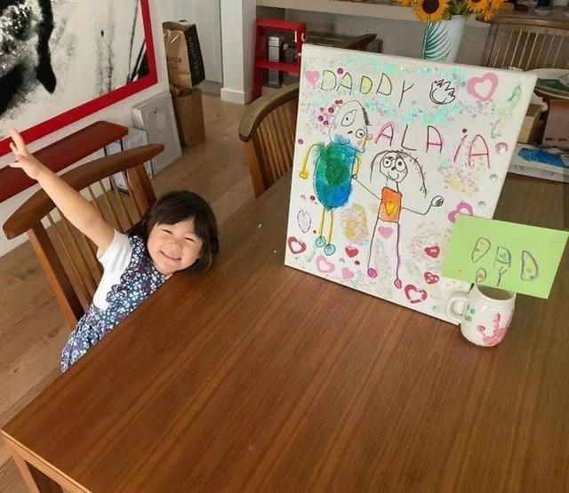 陈冠希晒女儿萌照，Alaia披头散发，紧抱玩偶面露开心笑容