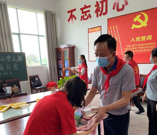 会同人大：关爱贫困儿童 助力脱贫攻坚——机关党支部“点亮微心愿，巾帼圆梦行”主题党日活动纪实