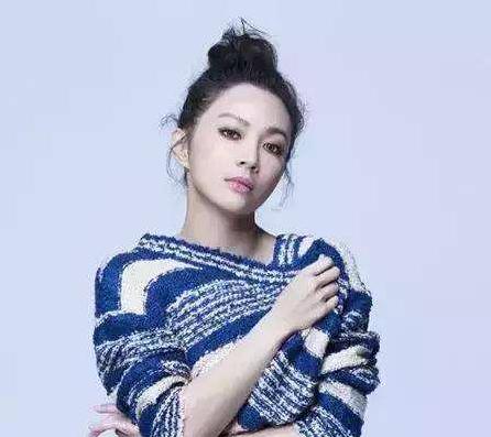 歌手詹雯婷近照曝光！波波头穿紫色运动服像大妈，39岁素颜认不出