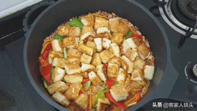 豆腐中打入2个鸡蛋，教你下饭新吃法，出锅比红烧肉还抢手，真香