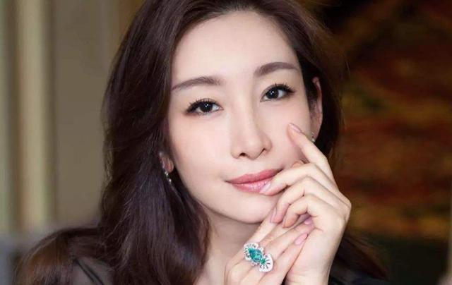 演了十年抗日神剧，收入却不足妻子十分之一，妻子却红得不像话