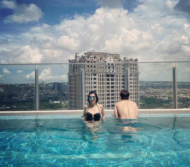 贾静雯分享与丈夫晒日光浴美照，皮肤白皙光滑，身材十分曼妙抢镜