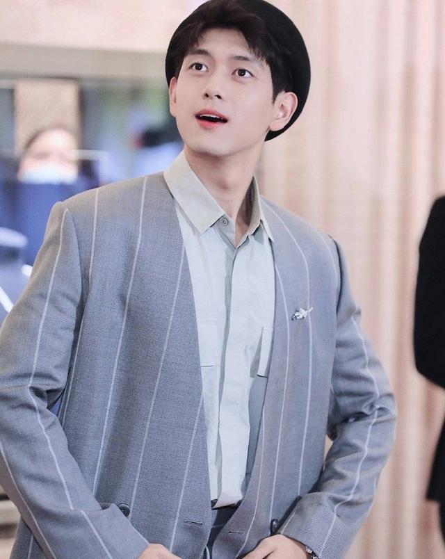 明星与网红合照，开了十级美颜滤镜后的李现，