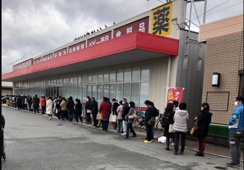 疫情危机还未解除，为何日本民众排队抢购没人