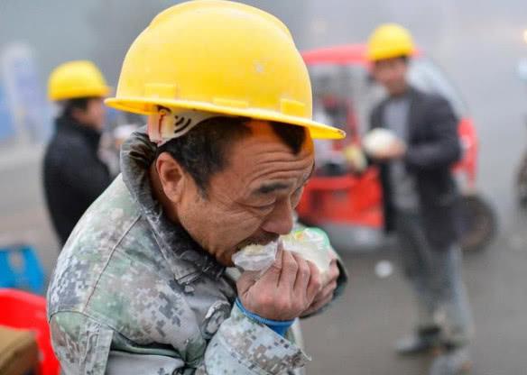 农民工砌墙，老板说好500给300，农民工道歉认错，老板转身就走