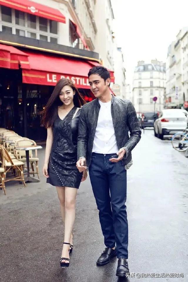 李小冉和明道一组浪漫街拍，情侣风的配色好养