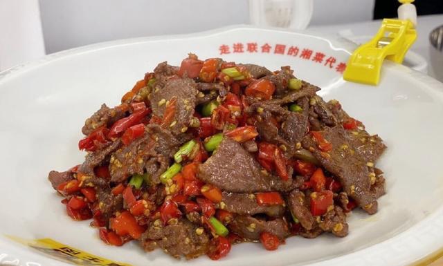 赵丽颖做“小炒黄牛肉”，光看《中餐厅》晒照，口水都流下来了