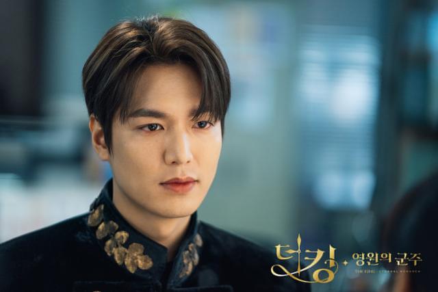 金秀贤新剧露腹肌，被投诉尺度过大，韩国男星