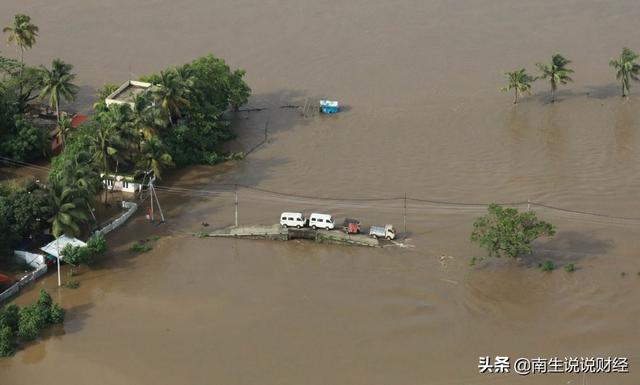 新冠疫情、蝗灾、洪水，印度面临多重“灾害”