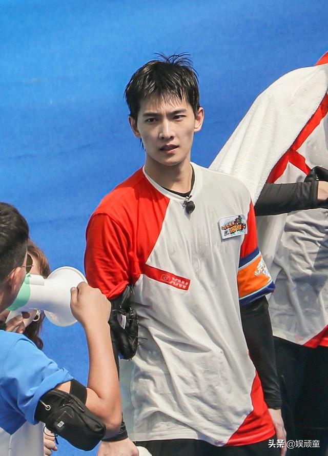 杨洋录制《元气满满的哥哥》，为防止危险，湖