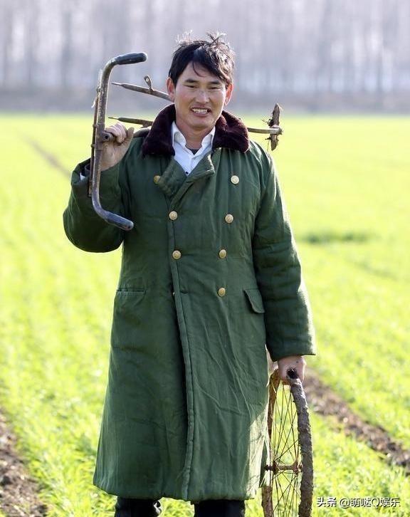 草根明星大衣哥存款很多，但是他的四辆座驾加起来却不到10万元。