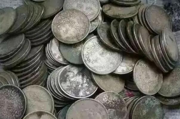 青海兄妹在工地工作，意外发现7万枚银元，上交