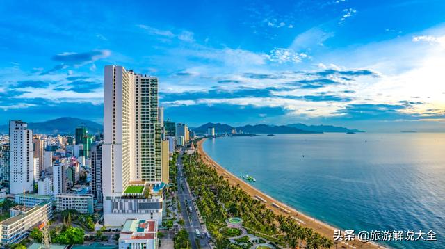 越南美女在中越边境摆摊，贩卖的商品，却让中