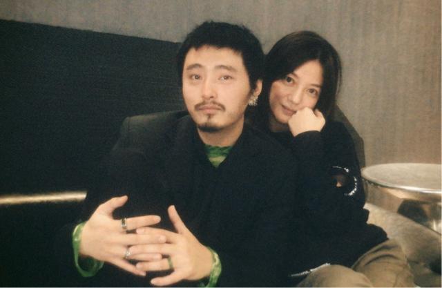 44岁赵薇素颜见好友太真实！笑容美回小燕子，比