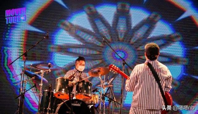 摇滚吉他手被乐队开除，源于他一贯的疯癫，还