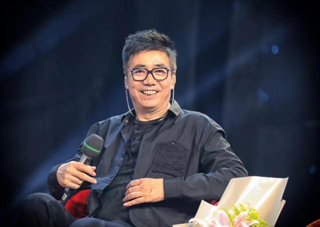 56岁范明：娶了大他6岁的女总裁，其豪宅犹如城堡一般，令人羡慕