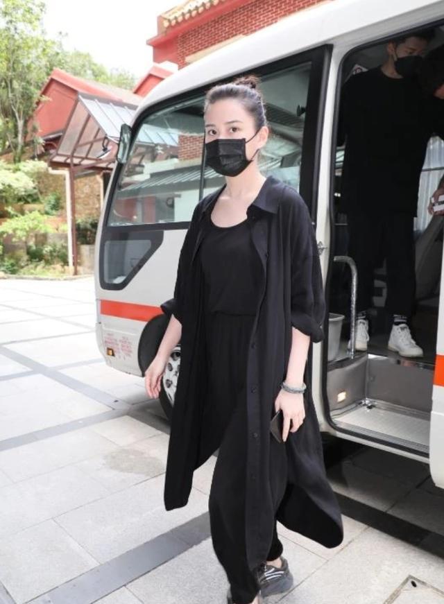 赌王法事现场：窦骁何超莲穿潮服像走秀，何猷君头发长得能扎小辫