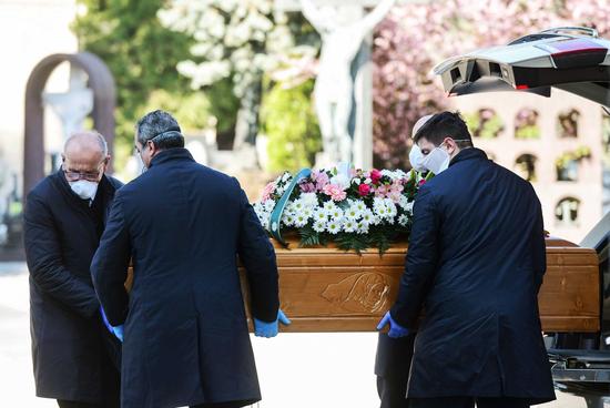 英国首相约翰逊陷入两难，想抹黑中国又怕口罩