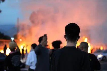 暴徒点燃华盛顿，连穷人区和流浪汉也没放过，