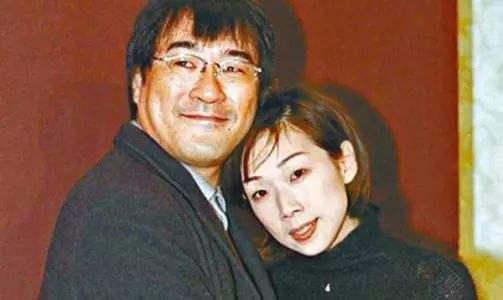 三婚好恩爱！李宗盛与小27岁娇妻深夜出街，十指紧扣似热恋情侣