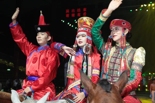 《相会敖包》在辉腾锡勒黄花沟草原旅游区窝阔台大剧院震撼首演