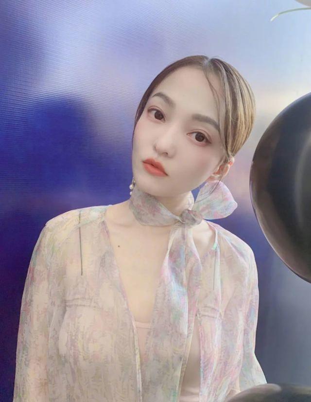 真不老美魔女！50岁看着像20，怪不得能嫁小12岁老公！