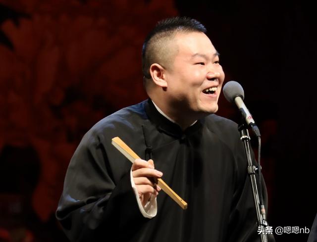 德云社团综开录，岳云鹏现场搂师父胖腰撒娇，