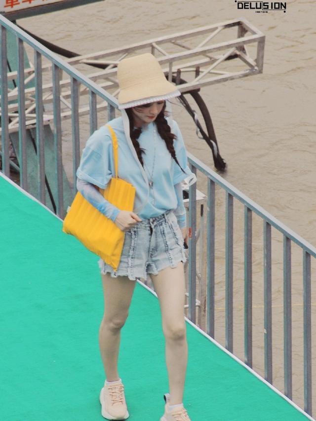 赵丽颖双马尾造型可爱，文静淑女甜美范十足