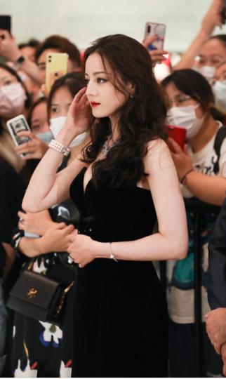 迪丽热巴    生图，波浪卷发配抹胸裙优雅迷人，宛如城堡里的公主