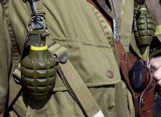 我军为何不装备无柄手榴弹？有柄手榴弹与无柄